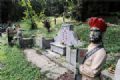 Cemitrio histrico de Cingapura d lugar a prdios  Esttuas de guardas Sikh guardam tmulo no Bukit Brown, um dos mais antigos cemitrios da Cingapura. (Foto: Roslan Rahman/France Presse)