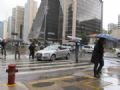 CET multa em toda a cidade de SP motorista que desrespeita pedestre Motorista desrespeita pedestre na Avenida Paulista (Foto: Paulo Toledo Piza/G1)