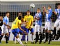Ousado e alegre, Brasil retribui a Belm: vitria e ttulo sobre Argentina Ronaldinho arrisca de falta: craque do Flamengo levantou a taa do Superclssico (Foto: AFP)