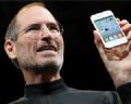 Saiba o que esperar do novo iPhone, que ser apresentado nesta tera Steve Jobs mostra o iPhone 4; expectativa  de que design do novo aparelho seja semelhante ao da verso anterior (Foto: Robert Galbraith/Reuters)