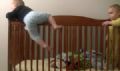 Me pe cmera no quarto e flagra beb gmeo fugindo do bero Beb escala e pula de bero enquanto  observado pelo irmo. (Foto: Reproduo/YouTube)