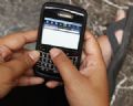 'Aplicativo exclusivo para o Gmail no  necessrio', diz RIM Usurio mexe em smartphone BlackBerry (Foto: Enny Nuraheni/Reuters)