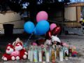 Homem mata os quatro filhos, fere a mulher e depois morre nos EUA Parentes e amigos montam pequeno memorial com bales, brinquedos e velas em frente  casa das vtimas. (Foto: Pat Sullivan/AP)