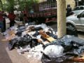 Sacos de lixo ficam espalhados em pontos dos Jardins, em SP Sacos de lixo espalhados na calada da Alameda Santos nesta segunda-feira (Foto: G1)