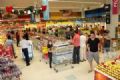 Compradores de ltima hora aproveitam ofertas em mercado  Ofertas especiais atraem clientes na Coop. Foto: Andris Bovo.