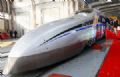 China testa trem que pode superar 500 km/h Trem, que  feito de fibra de carbono e chega a 500 km/h, recebe visitantes na cidade chinesa de Qingdao / Foto: China Daily/Reuters 