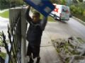 Funcionrio de correios  filmado ao jogar entrega frgil por cima de cerca Funcionrio foi filmado jogando a mercadoria de um cliente por cima da cerca. (Foto: Reproduo/YouTube)