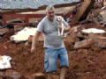 Co sobrevive a mais de 24 horas de soterramento e  resgatado em MG Cachorrinha Bebel  resgatada em escombros de prdio que desabou (Foto: Reproduo TV Globo)