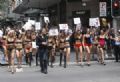 Mulheres marcham de lingerie pedindo presentes no Dia dos Namorados 