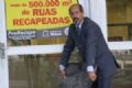 Cmara de Mau corrige lei para aumentar cargos efetivos  Manoel Lopes despejou placas de suposto asfalto imperfeito na porta da Prefeitura. Foto: Divulgao