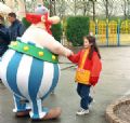 Parque Asterix inaugura rea dedicada ao Egito em abril  Ator fantasiado de Obelix conversa com menina no parque Asterix, perto de Paris / Foto: Maristela do Valle - 30.mai.98/Folhapress