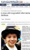 Aluno pe mo na virilha ao danar msica de Jackson e  suspenso  Mindy Boberg foi suspenso aps imitar movimento de Michael Jackson. (Foto: Reproduo/La Crosse Tribune)