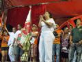 Mocidade faz festa na quadra após ser declarada campeã do carnaval de SP Presidente da Mocidade, Solange Bichara, mostra o troféu e discursa durante festa na quadra da escola. (Foto: Rafael Oliveira / G1)