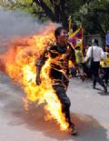 Tibetano ateia fogo no corpo contra visita de presidente chins  ndia Janphel Yeshi colocou fogo no prprio corpo em protesto (Foto: AFP)