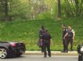 Motorista fantasiado de Batman  parado pela polcia nos EUA 'Batman' conversa com os policiais aps ser parado. (Foto: Divulgao/Montgomery County Police)