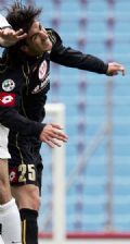 Aos 25, jogador italiano morre aps sofrer parada cardaca em campo  Piermario Morosini disputa bola na poca em que jogava na Udinese, em 2006. Foto: Paolo Giovannini - 11.abr.2006/Associated Press