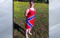 Americana  expulsa de baile por usar vestido com bandeira confederada Texanna Edwards foi expulsa de baile por usar vestido parecido com a bandeira confederada. (Foto: Reproduo)