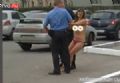 Mulher faz topless em rua, atrapalha o trnsito e vai presa na Rssia Incidente ocorreu em Pervouralsk, na Rssia. (Foto: Reproduo)