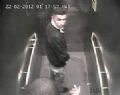 Polcia tenta prender jovem filmado urinando em elevador de tribunal Jovem foi flagrado urinando em elevador de tribunal. (Foto: Reproduo)