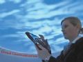 Folha promove debate sobre computao em nuvem amanh; inscreva-se  Visitante de feira em Hannover, Alemanha, usa tablet sob cu artificial em referncia  computao em nuvem. Foto: Jochen luebke - 28.fev.2011/Efe