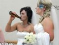 Mulher cria polmica ao beber cerveja no gargalo em concurso de noivas Katrina Hayman provocou polmica ao beber cerveja no gargalo. (Foto: Reproduo)