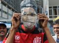 Assis diz que manter Ronaldinho no Brasil  praticamente impossvel  Torcedor ironiza sada de Ronaldinho do Flamengo, no Rio. Foto: Vanderlei Almeida/France Presse