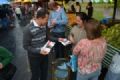 Donisete conquista apoio de metalrgicos de Mau Donisete aborda eleitores em feira livre. Foto: Divulgao