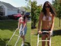 Empresa dos EUA contrata mulheres para cortar grama usando biqunis Fotos do site da empresa Bikini Mowing mostra mulheres cortando grama usando biqunis (Foto: Divulgao)