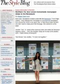 Adolescente visita museu do jornalismo vestida em jornal A estudante Jennifer Tran, em frente a capas de jornal e vestindo uma roupa de jornal (Foto: Reproduo)