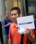 Novo iPad tem estreia discreta na China Consumidor chins exibe a ltima verso do iPad, que comeou a ser vendida em Pequim. Foto: France Presse