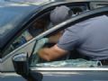 Me deixa filho de 4 anos trancado em carro em Itapetininga, SP Bombeiros quebraram um dos vidros do veculo para retirar a criana que estava chorando. (Foto: Glucia Souza / G1)