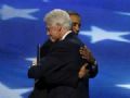 Obama construir economia para o sonho americano, diz Bill Clinton Clinton e Obama se abraam aps discurso do ex-presidente norte-americano. (Foto: Charles Dharapak / AP Photo)