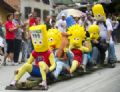 Festival de carros de rolim rene ''Simpsons'', zumbis e cavalos Competidores se vestem como o elenco de Os Simpsons durante prova na Colmbia (Foto: Raul Arboleda/AFP)
