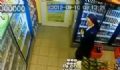 Senhora vestida de freira  vista roubando cerveja nos EUA Senhora colocou pelo menos uma garrafa embaixo de suas roupas enquanto estava na loja (Foto: Reproduo)