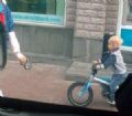 Foto de criana com coleira enquanto anda de bicicleta provoca polmica Criana usa coleira enquanto anda de bicicleta. (Foto: Reproduo)