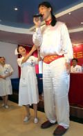 Morre na China a mulher mais alta do mundo Yao Defen, a mulher mais alta do mundo, em foto de maio de 2002. Sua morte foi anunciada nesta quarta (5) (Foto: AFP)