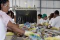 Catadores ganham central de reciclagem em Mau Catadores de cooperativa separam reciclveis para comercializao; trabalhadores querem processar 250 toneladas por ms. Foto: Andris Bovo