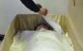 Clnica chinesa cobra R$ 664 por terapia em caixo Clnica de Shenyang criou terapia em que oferece aos pacientes a experincia da morte (Foto: Sheng Li/Reuters)
