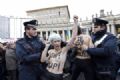  Ativistas seminuas protestam durante orao do Papa Bento 16 Policiais tentam tirar ativistas do Femen (Foto: Giampiero Sposito/Reuters)