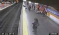 Mulher desmaia e cai sobre trilhos no metr de Madri Mulher desmaia e cai sobre trilhos no metr de Madri (Foto: BBC)