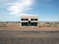 ''Loja de luxo'' no meio do deserto atrai turistas a pequena cidade do Texas Escultura que imita uma loja da Prada, na cidade de Marfa (Foto: Creative Commons/Marshall Astor)