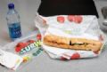  Dupla processa rede por vender sanduche menor do que anunciado Clientes alegam que os sanduches da Subway so menores do que o tamanho anunciado (Foto: Seth Wenig/AP)