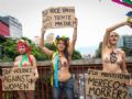  Ativistas do Femen protestam em SP contra assassinatos de prostitutas Cartazes das ativistas do Femen faziam aluso  declaraes do homem preso pelos crimes na Zona Leste (Foto: Ale Vianna/Brazil Photo Press/Estado Contedo)