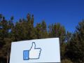 Facebook  processado por quebrar patente do boto ''curtir'' Boto curtir gigante  exibido na entrada da nova sede do Facebook na Califrnia (Foto: Robert Galbraith/Reuters)