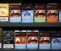 Unio Europeia quer usar imagens de alerta ''chocantes'' em cigarro at 2015 Maos de cigarro com capas contendo ilustraes que simulam bocas e dentes danificados pelo uso de cigarro. A Unio Europeia est discutindo novas regras para venda de derivados de tabaco. A previso  que, at 2015, todos os maos tenham 75% do seu espao em ambos os lados com imagens de alerta para os riscos do fumo (Foto: Fabrizio Bensch/Reuters)