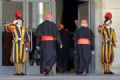 Cardeais comeam encontros que preparam conclave para eleger Papa Cardeais so saudados pela Guarda Sua ao chegar para o encontro da manh desta segunda-feira (4) no Vaticano (Foto: AP)