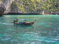  Ilhas Phi Phi so paraso natural de gua cristalina na Tailndia Barco na ilha tailandesa (Foto: Creative Commons/Kalervo Kinnunen)