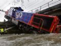 Locomotiva carregada com diesel descarrila na Sua Foto: AFP PHOTO / FABRICE COFFRINI