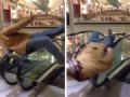 Adolescente destri escada rolante em brincadeira em shopping nos EUA Brincadeira em escada rolante acabou em prejuzo de R$ 7.400 (Foto: Reproduo/YouTube/Andrew Nichols)