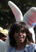 Michelle Obama vira ''coelhinha'' em festa de Pscoa na Casa Branca A primeira-dama dos EUA, Michelle Obama, parece usar orelhas de coelho em foto feita nesta segunda-feira (1) durante a tradicional festinha de Pscoa nos jardins da Casa Branca, em Washington (Foto: Mandel Ngan/AFP)